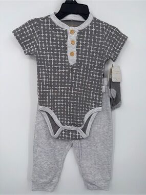 NWT Tahari Baby Gray Cross-Print Bodysuit with Matching Gray Pants and Socks